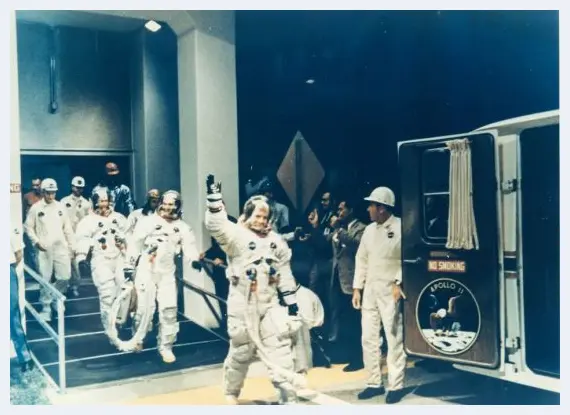 人类首张宇宙自拍照即将拍卖：享受生命的瞬间 | 艺术品拍卖