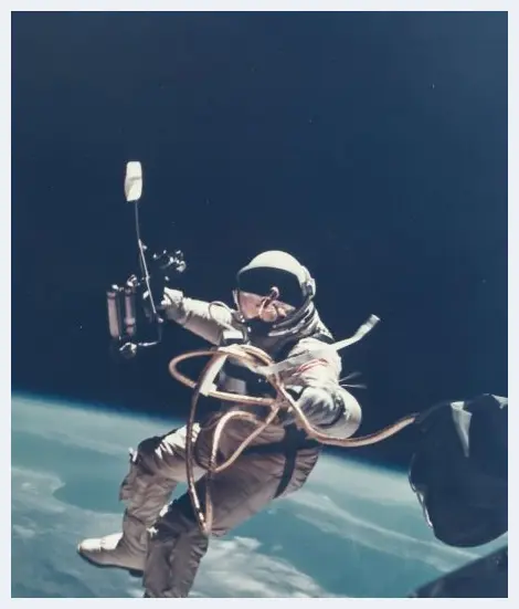 人类首张宇宙自拍照即将拍卖：享受生命的瞬间 | 艺术品拍卖